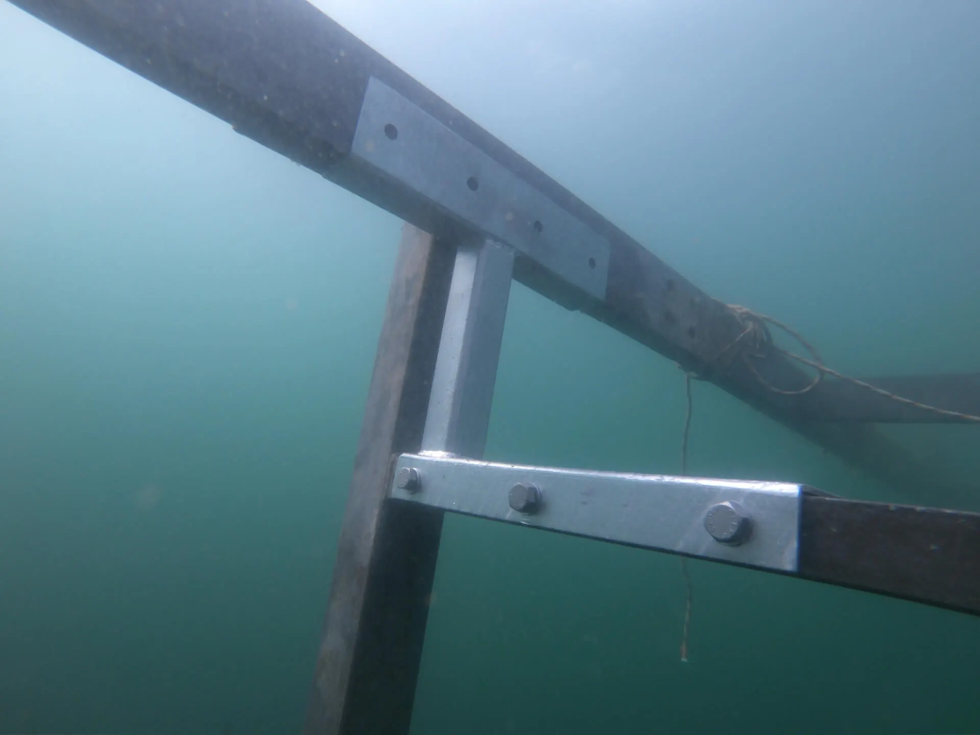 Binario d'alaggio per barche visto sott'acqua