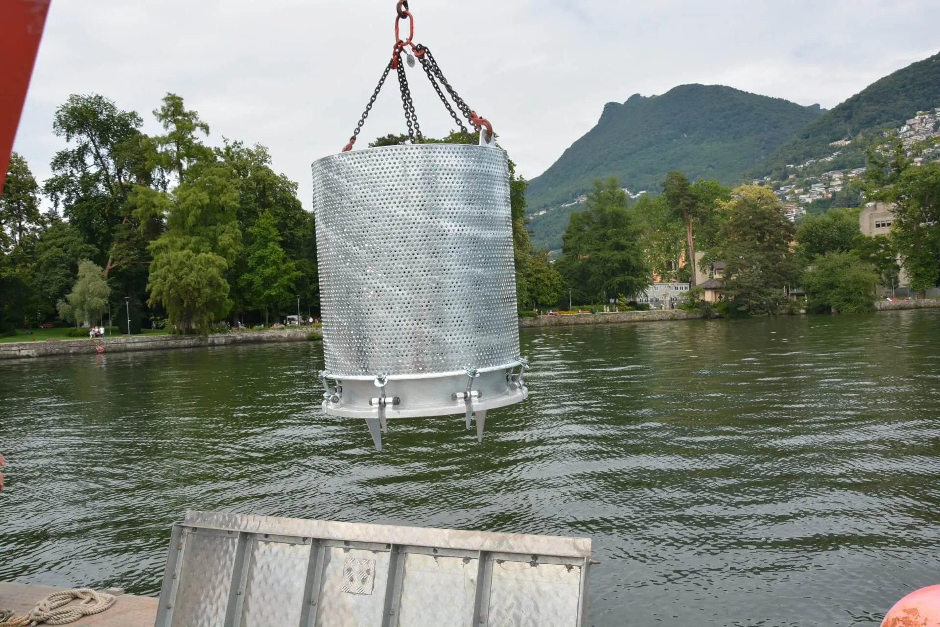 Cuffia di captazione in acciaio sollevata sopra il lago
