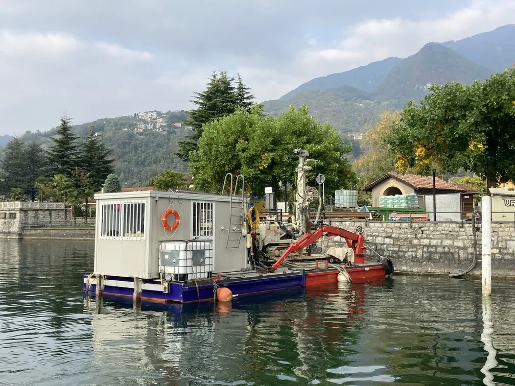 Pontone di lavoro con cabina e gru sul lago