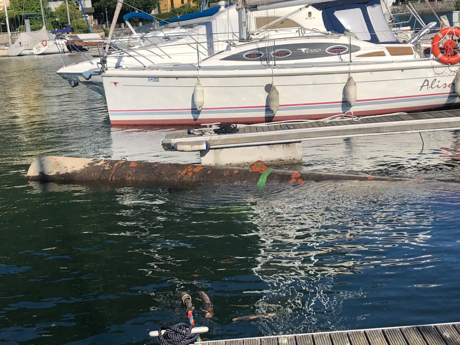Barche ormeggiate in un porto lacustre durante un intervento