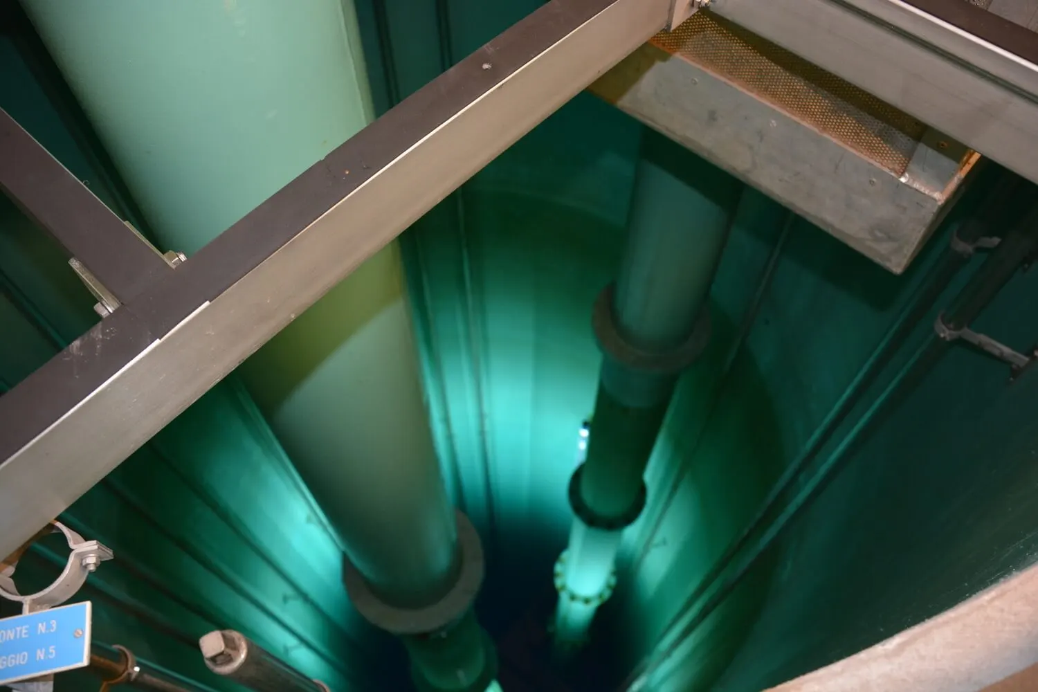 Interno di un pozzo d'acqua potabile prima dell'immersione