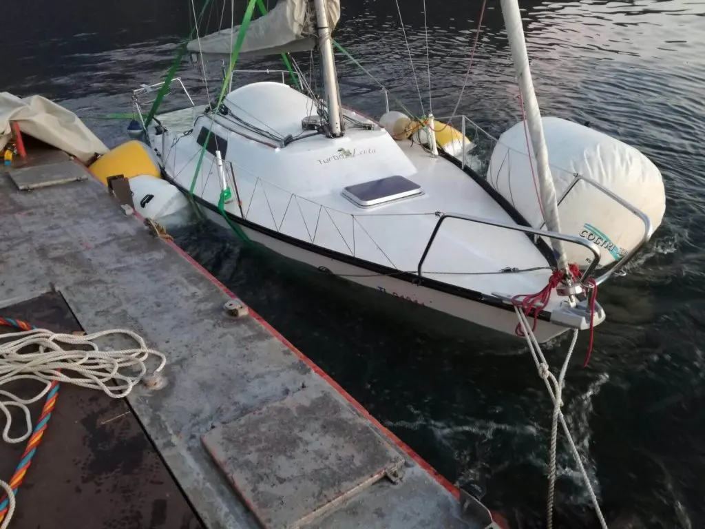 Barca a vela riportata a galla con palloni di sollevamento