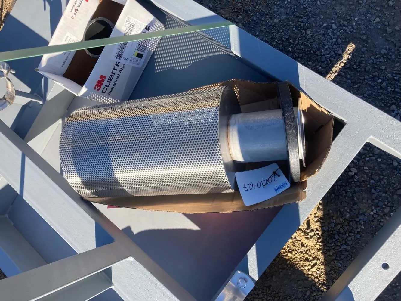 Filtro in acciaio di una presa d'acqua per termopompa, pronto per la posa