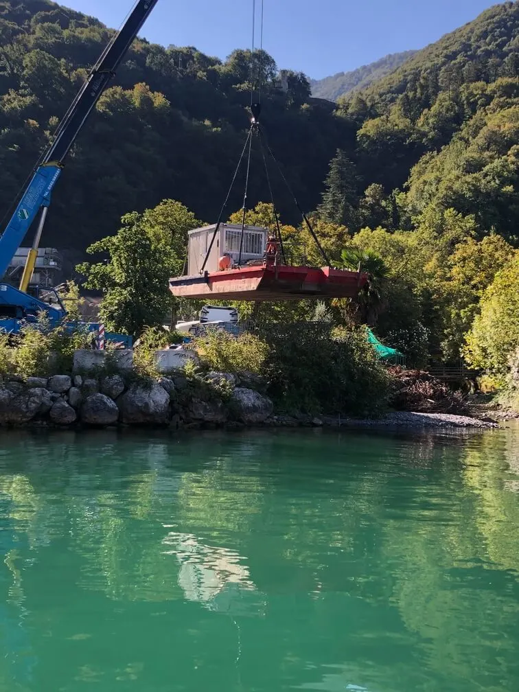 Una gru solleva la zattera di lavoro per il trasporto