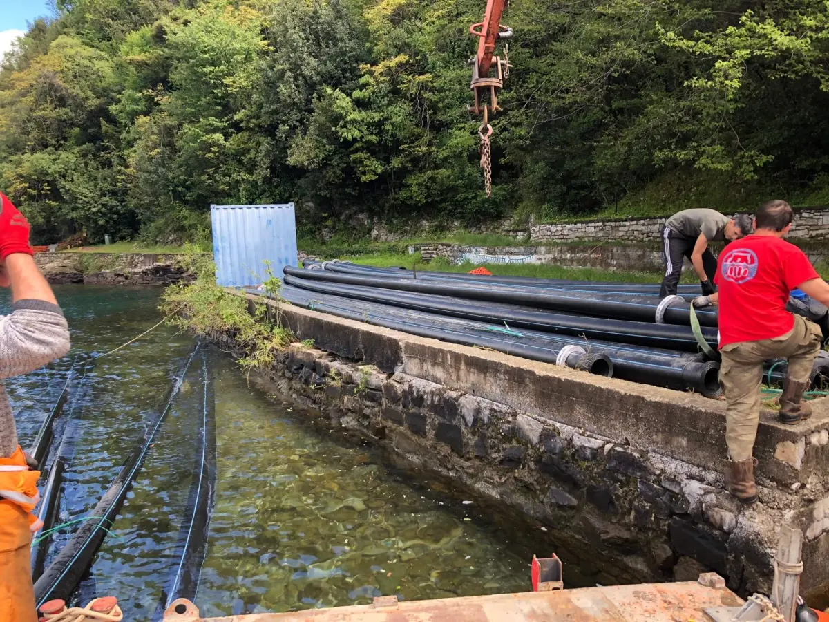 Tubazione posata sul fondale del lago